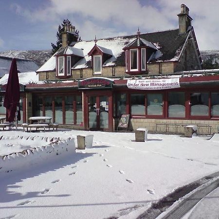 Mackenzies Highland Inn Авимор Екстериор снимка